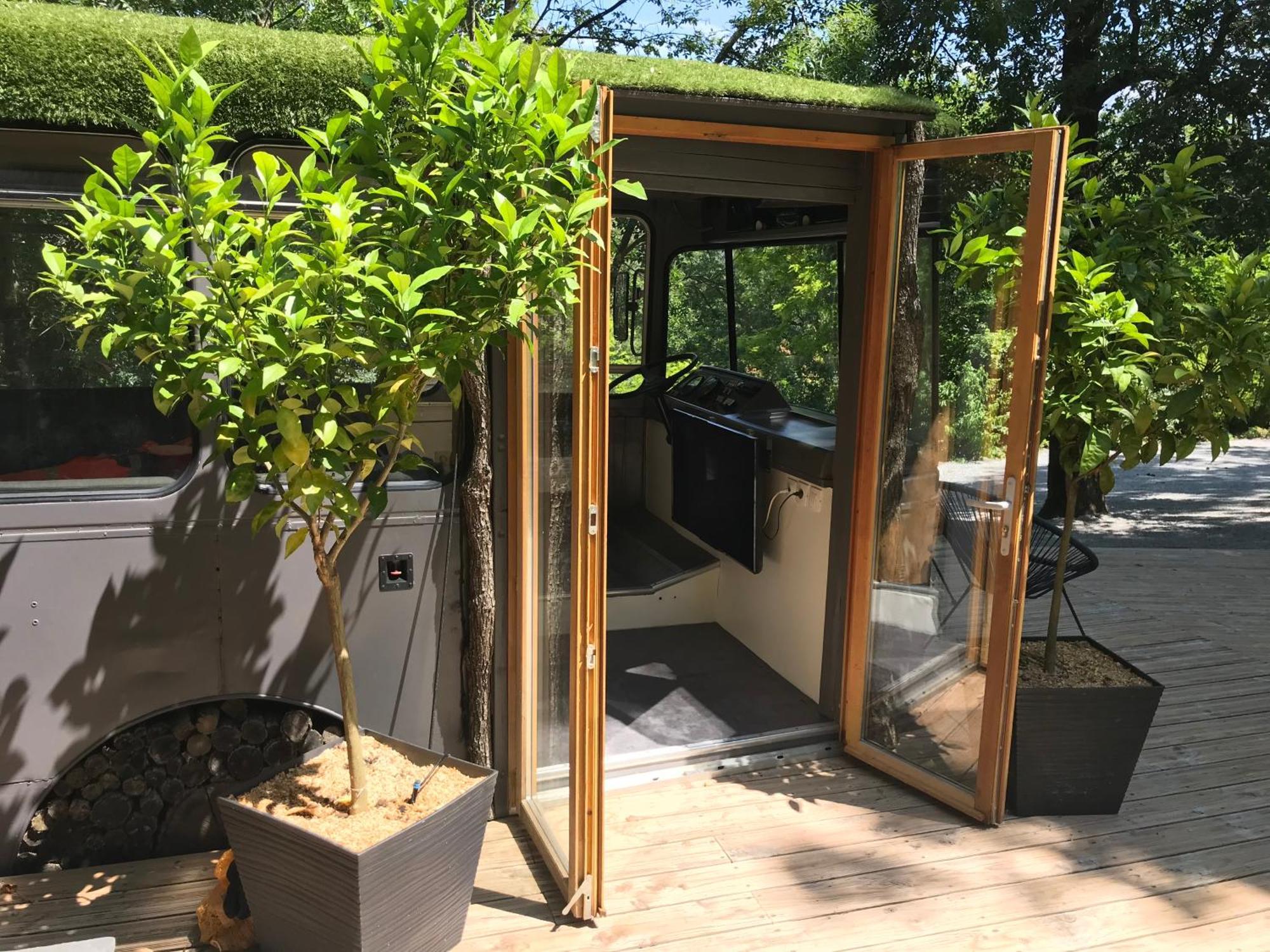 Bus Atypique Au Bord Du Canal Du Midi Et Au Coeur D'Une Foret 2 Chambres Villepinte  Exteriér fotografie