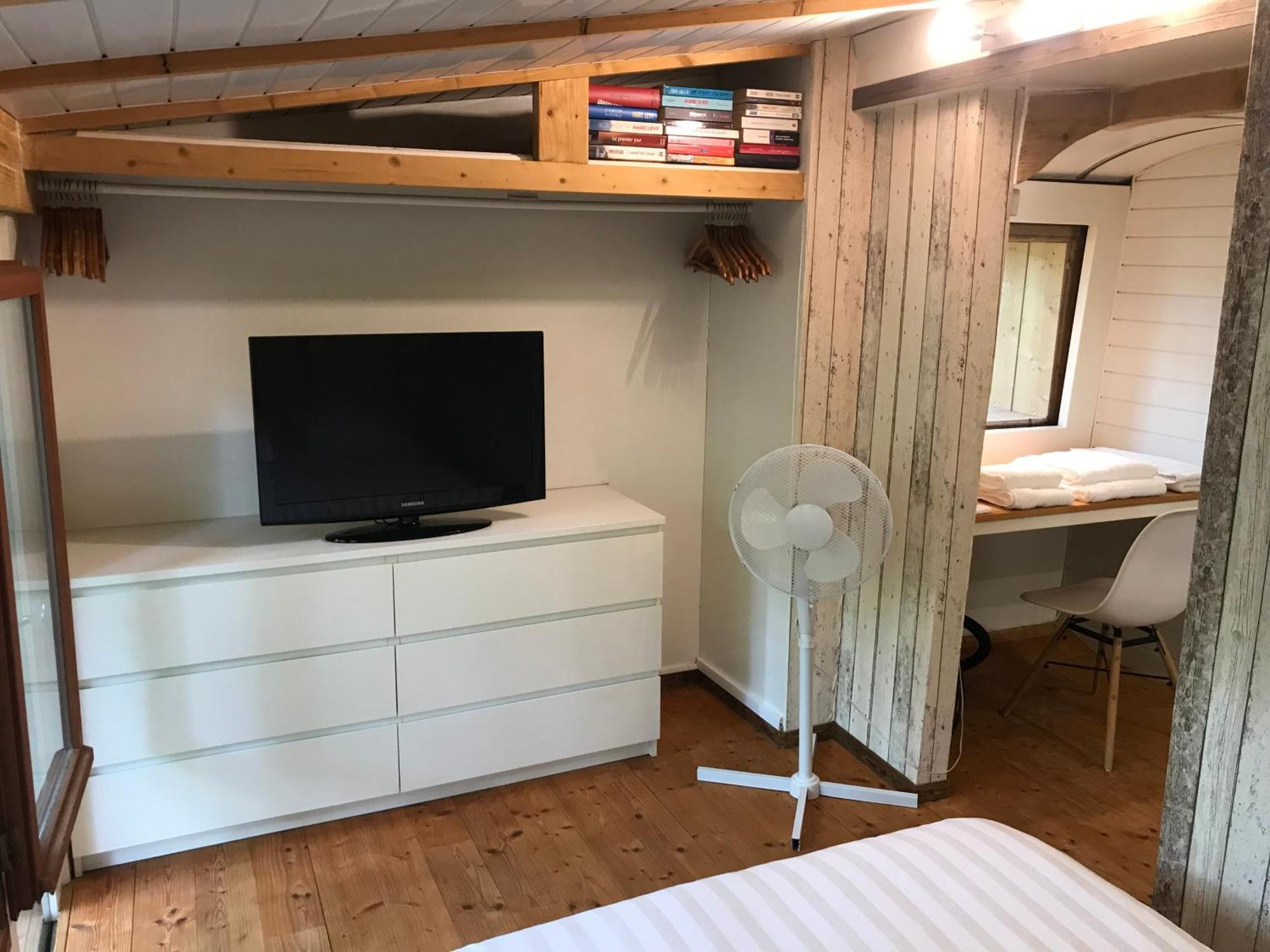 Bus Atypique Au Bord Du Canal Du Midi Et Au Coeur D'Une Foret 2 Chambres Villepinte  Exteriér fotografie