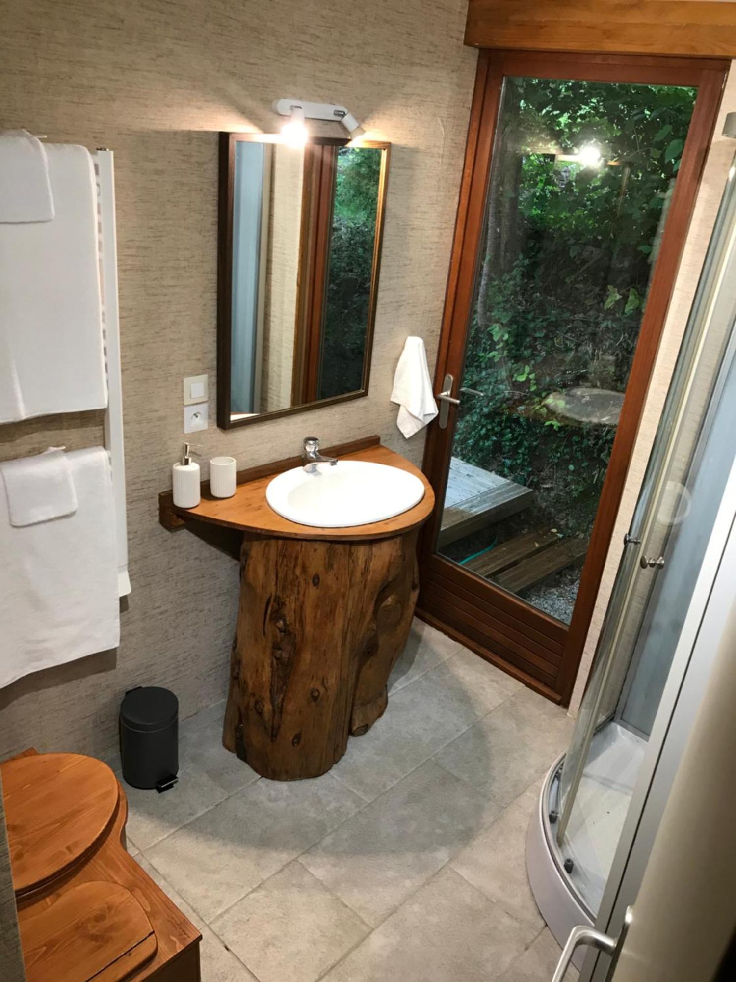 Bus Atypique Au Bord Du Canal Du Midi Et Au Coeur D'Une Foret 2 Chambres Villepinte  Exteriér fotografie