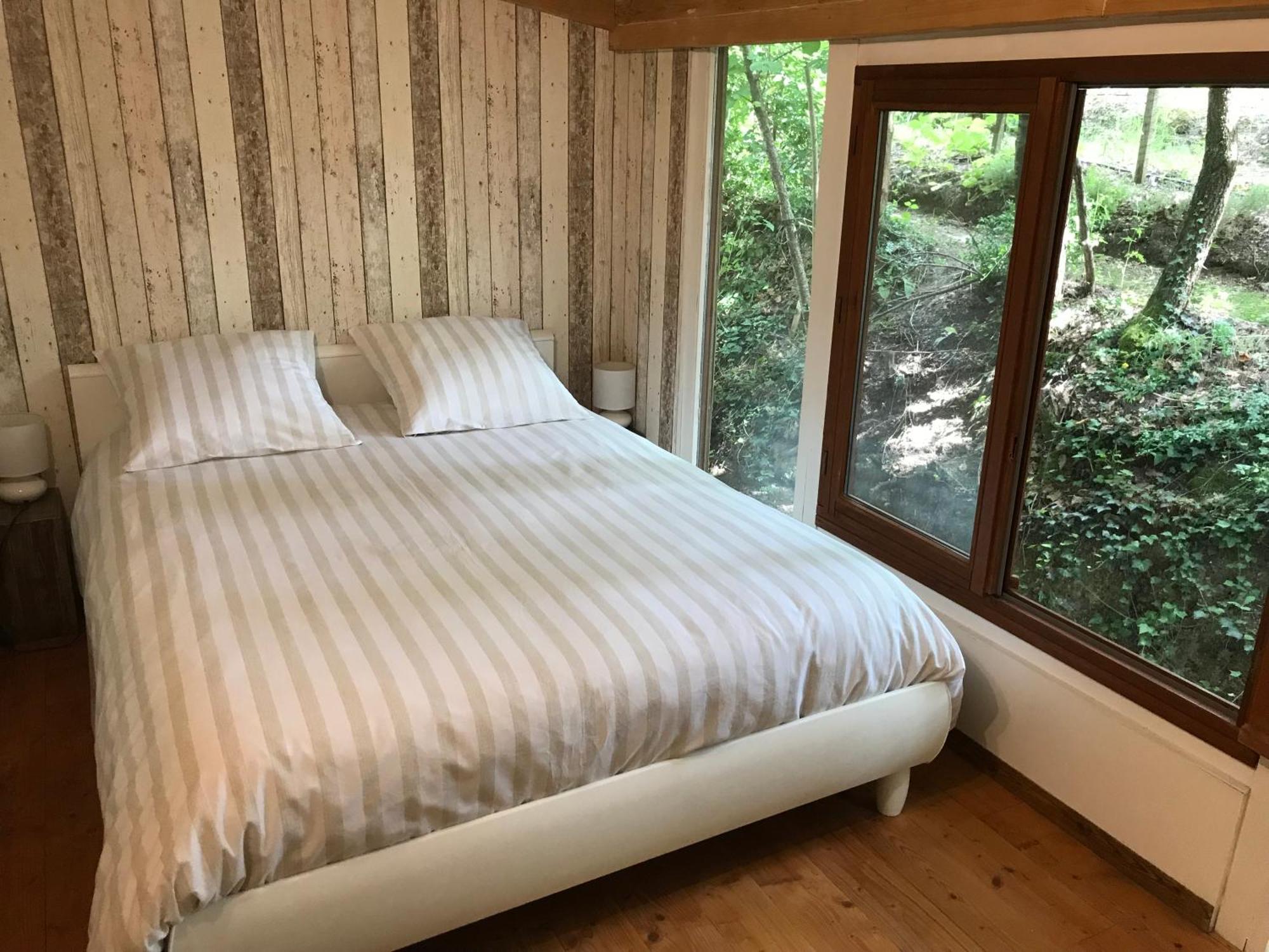 Bus Atypique Au Bord Du Canal Du Midi Et Au Coeur D'Une Foret 2 Chambres Villepinte  Exteriér fotografie