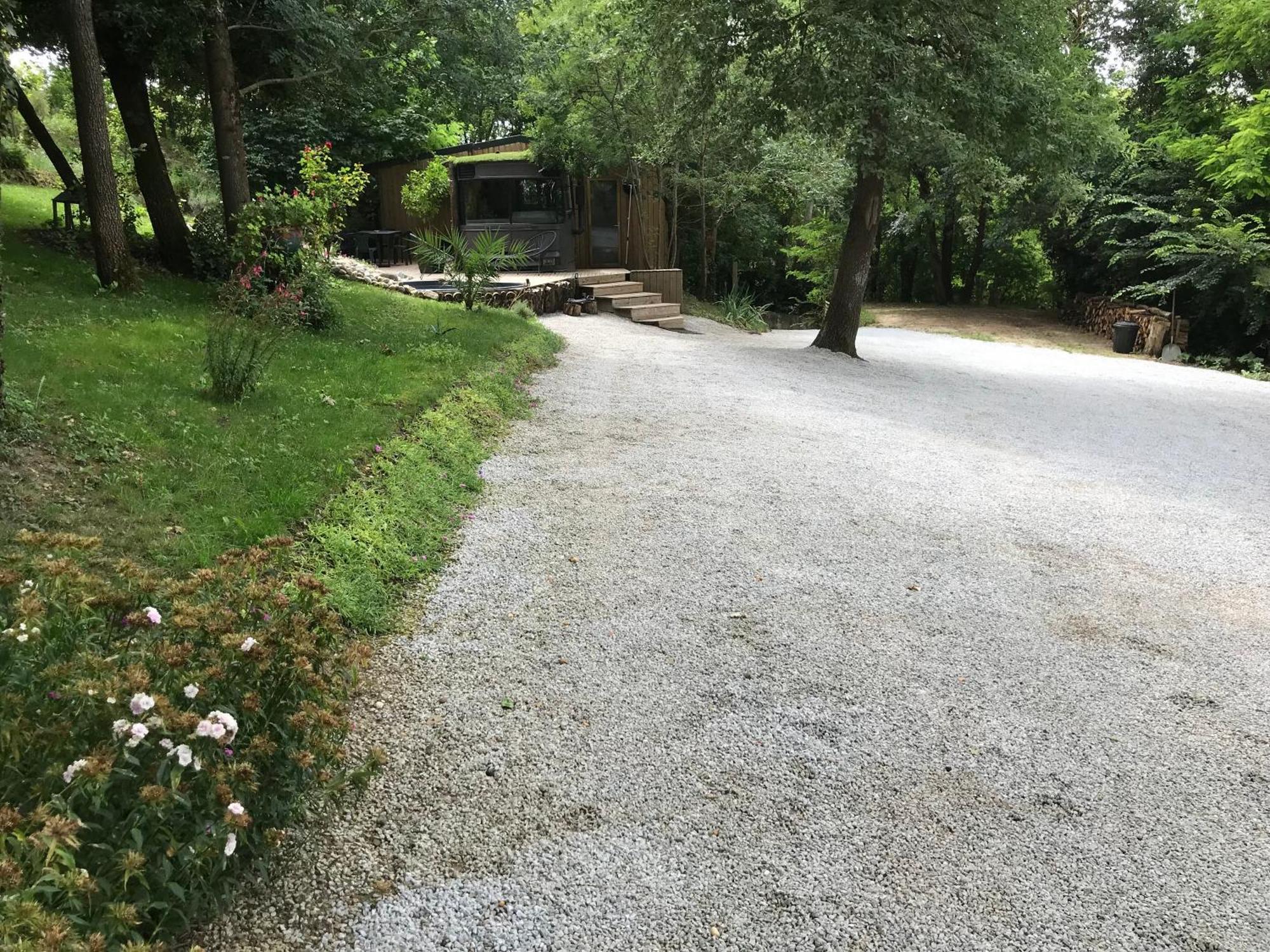 Bus Atypique Au Bord Du Canal Du Midi Et Au Coeur D'Une Foret 2 Chambres Villepinte  Exteriér fotografie